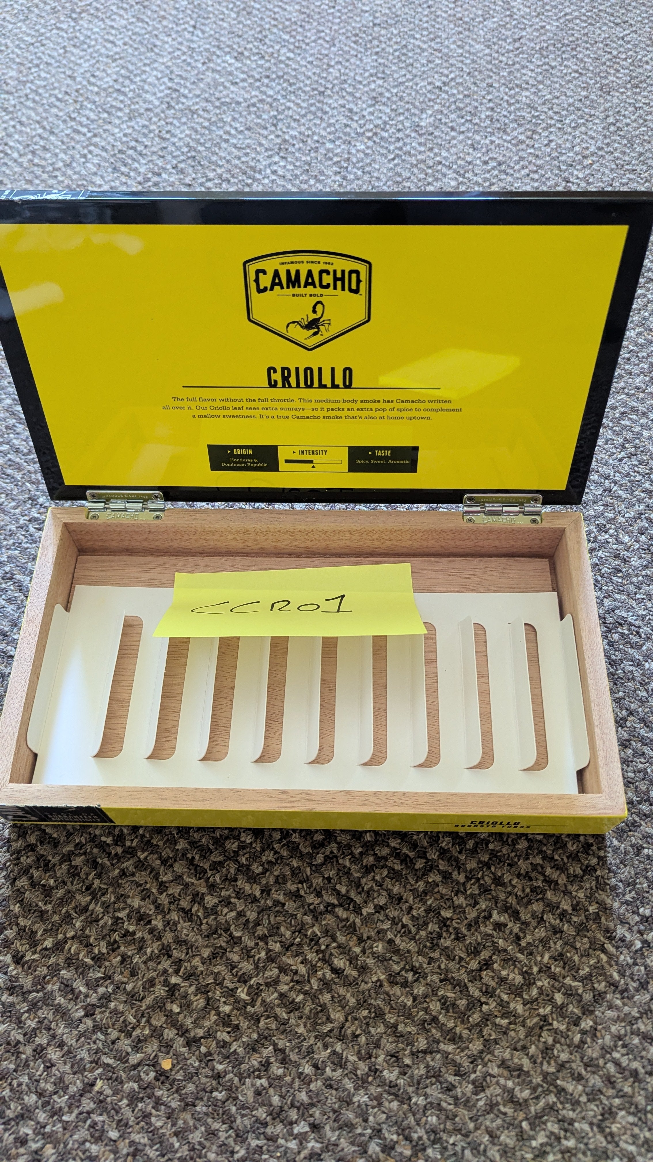 Camacho Criollo Robusto Yellow cigar box